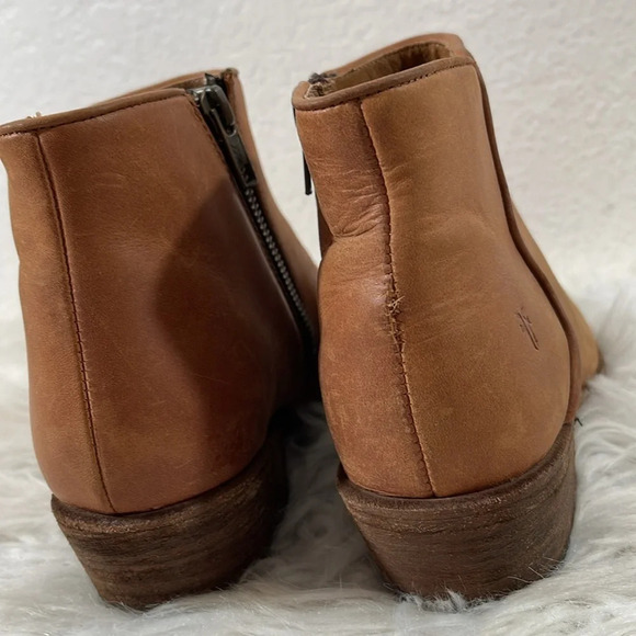 Frye Carson Piping Cognac DISTRESSED LEATHER Ankle Bootie Heel Side Zip Size 7.5 - Picture 5 of 13